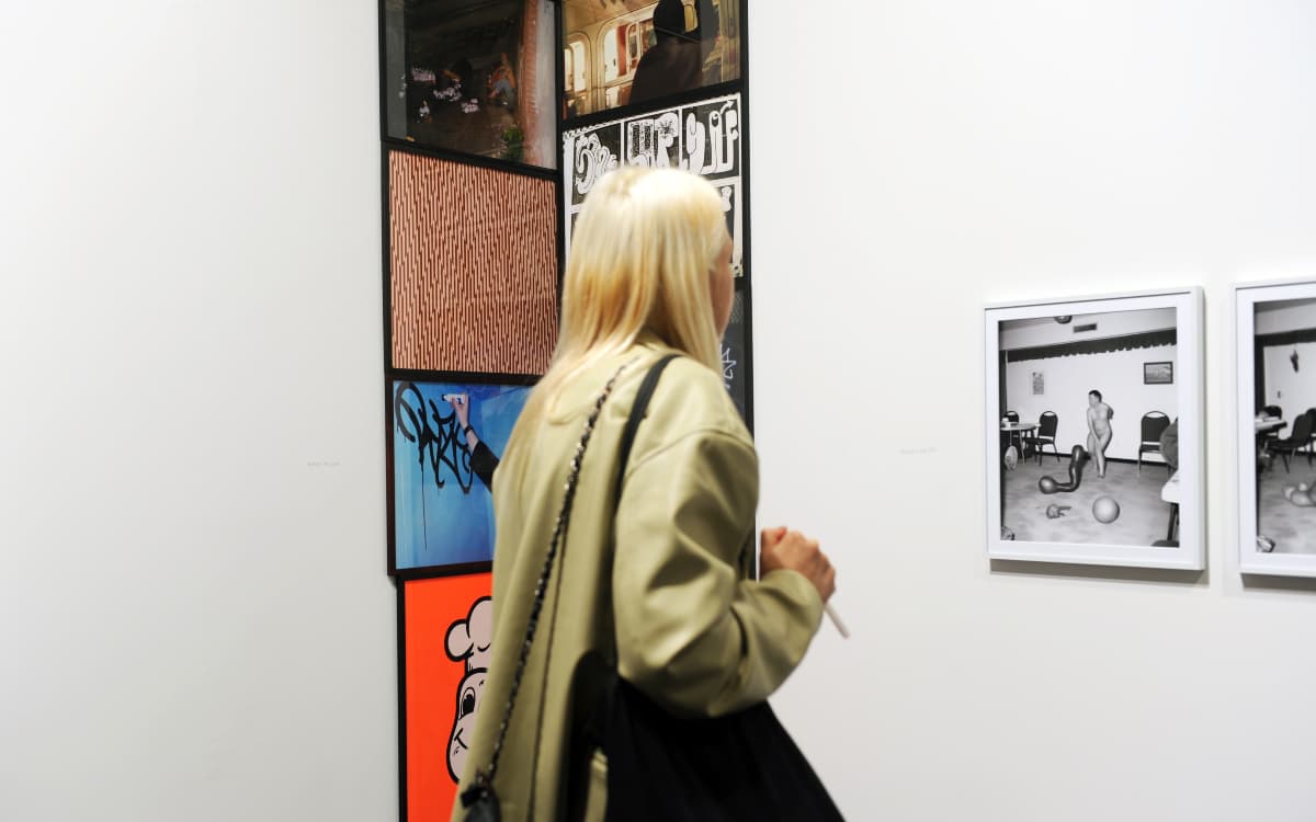 Les photographies de Barry McGee (gauche) et Asger Carlsen (droite) exposées à Paris Photo 2023, Grand Palais Ephémère.