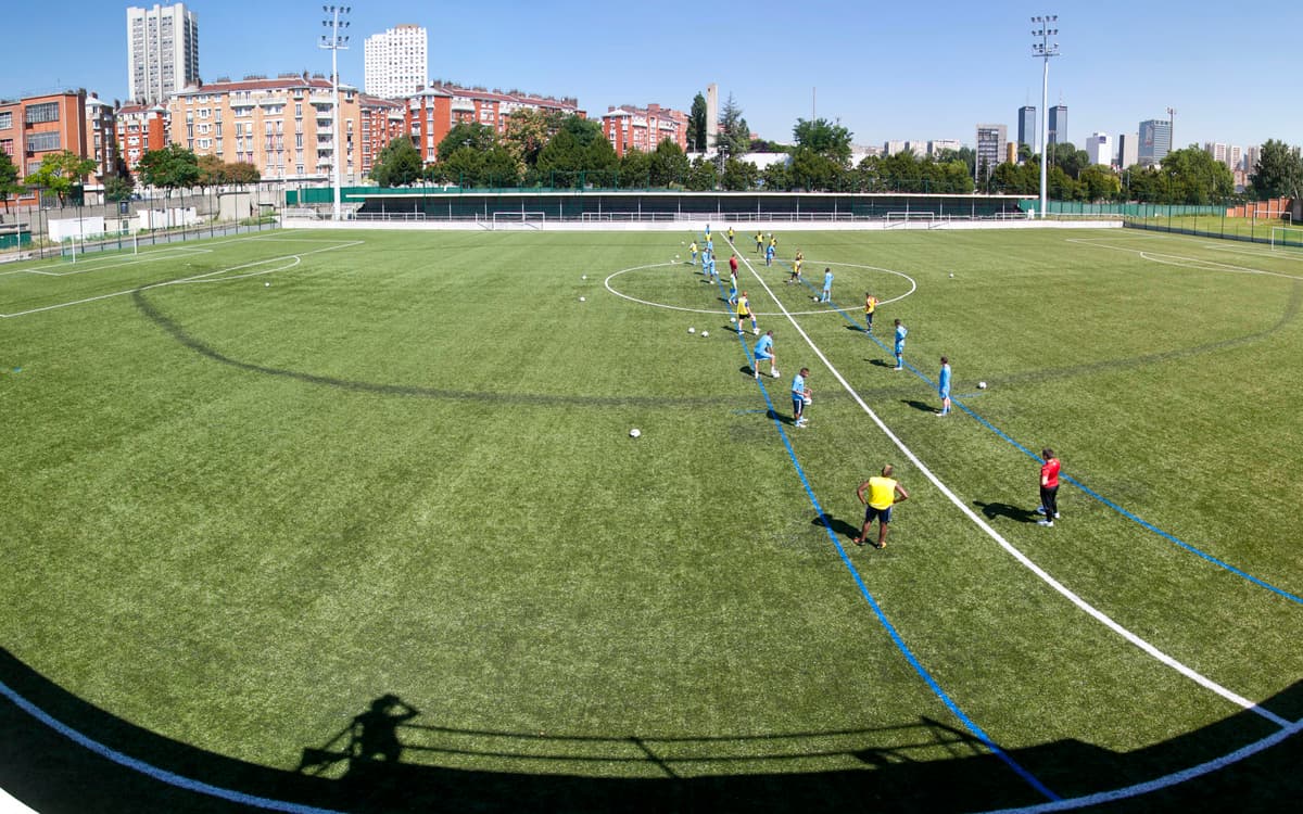 Paris sport proximité : football mixte et tennis au centre sportif Déjerine