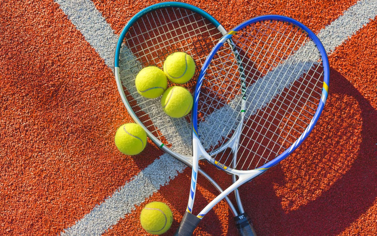 Raquettes de balles de tennis sur le terrain.