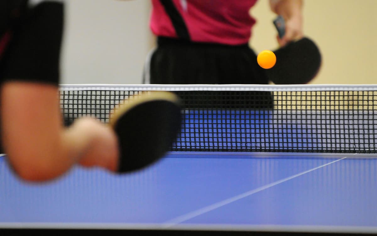 Joueurs de tennis de table.