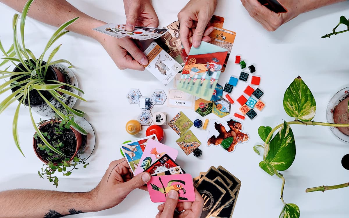 Photo de mains jouant aux cartes