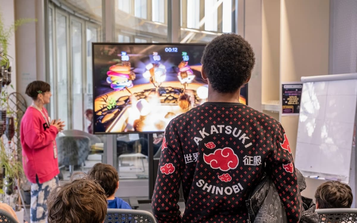 Des ados se retrouvent pour un jeu vidéo
