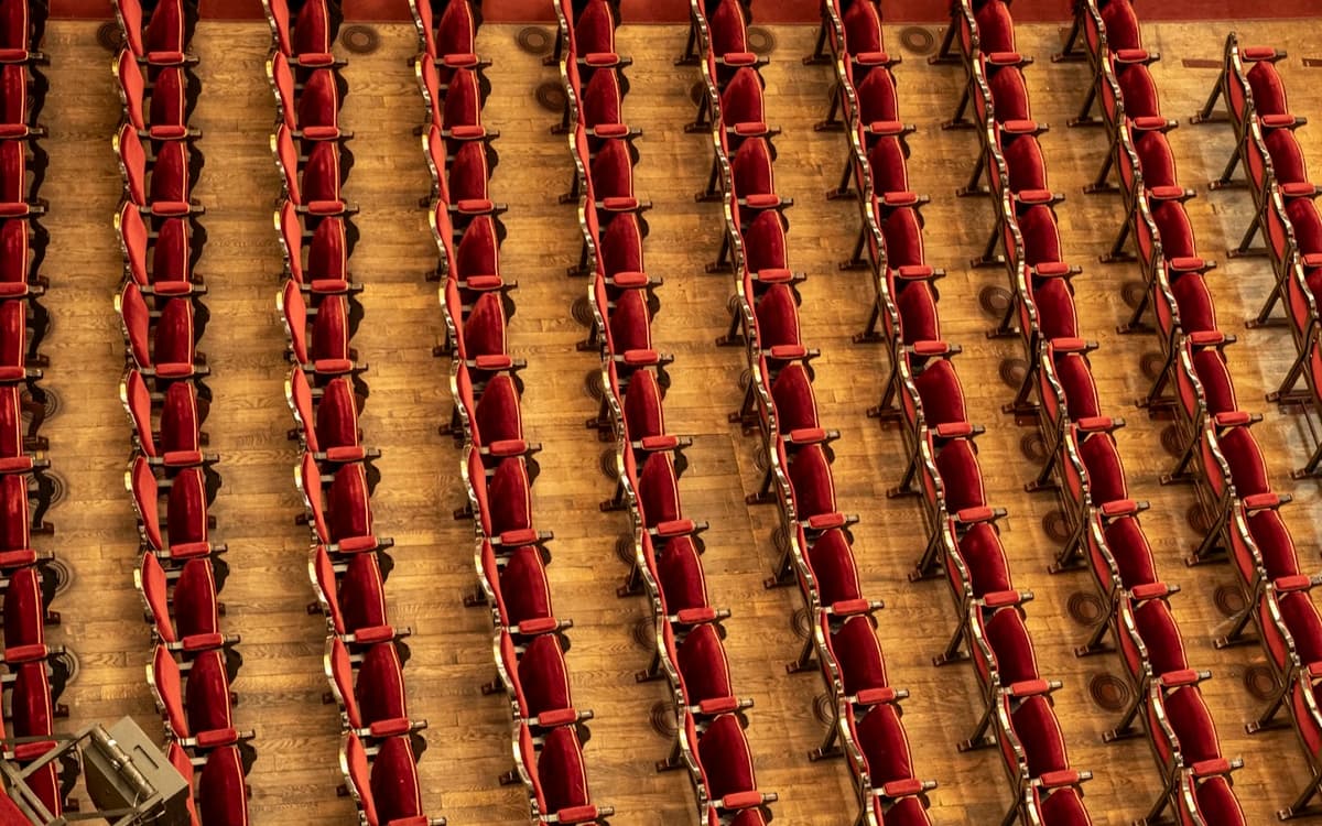 Des sièges vides au théâtre