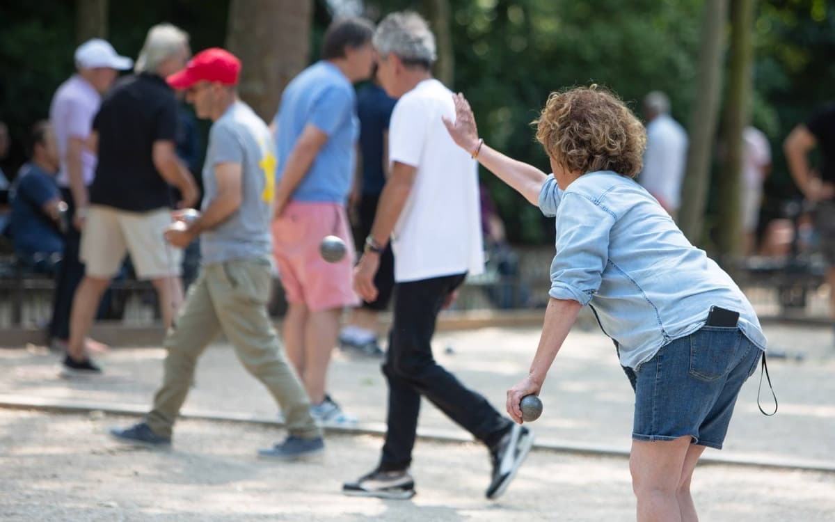 Sport seniors en plein air : Pétanque par l'association Au Devant de la Boule