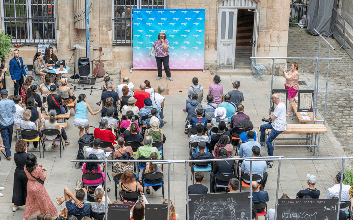Vue de la cour lors de l'événement "Paris solidaire a un incroyable talent" à la Fabrique de la Solidarité
