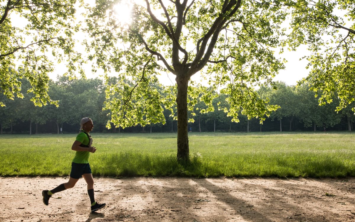 Coureur dans le bois de Vincennes.