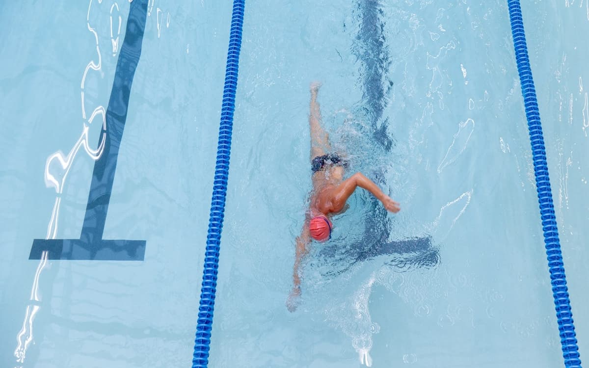 Nageur dans la piscine Pontoise.