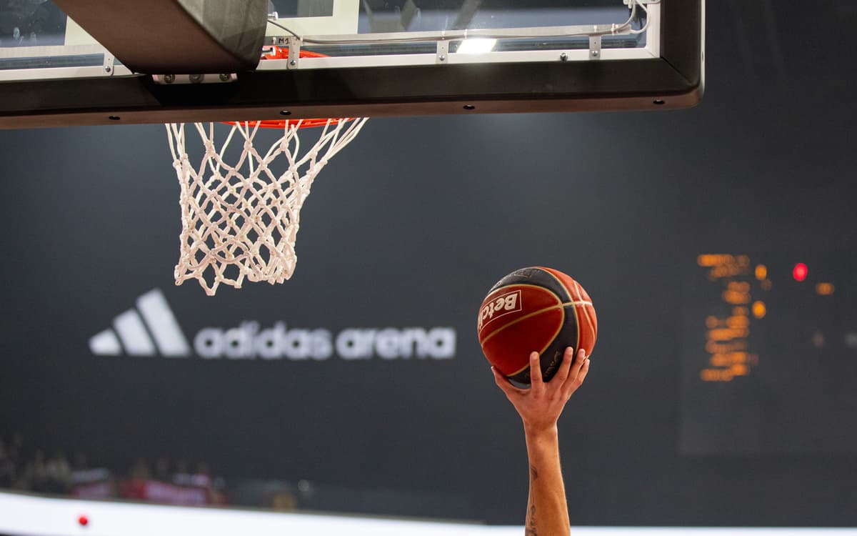 Basket à l'Adidas Arena (18e).
