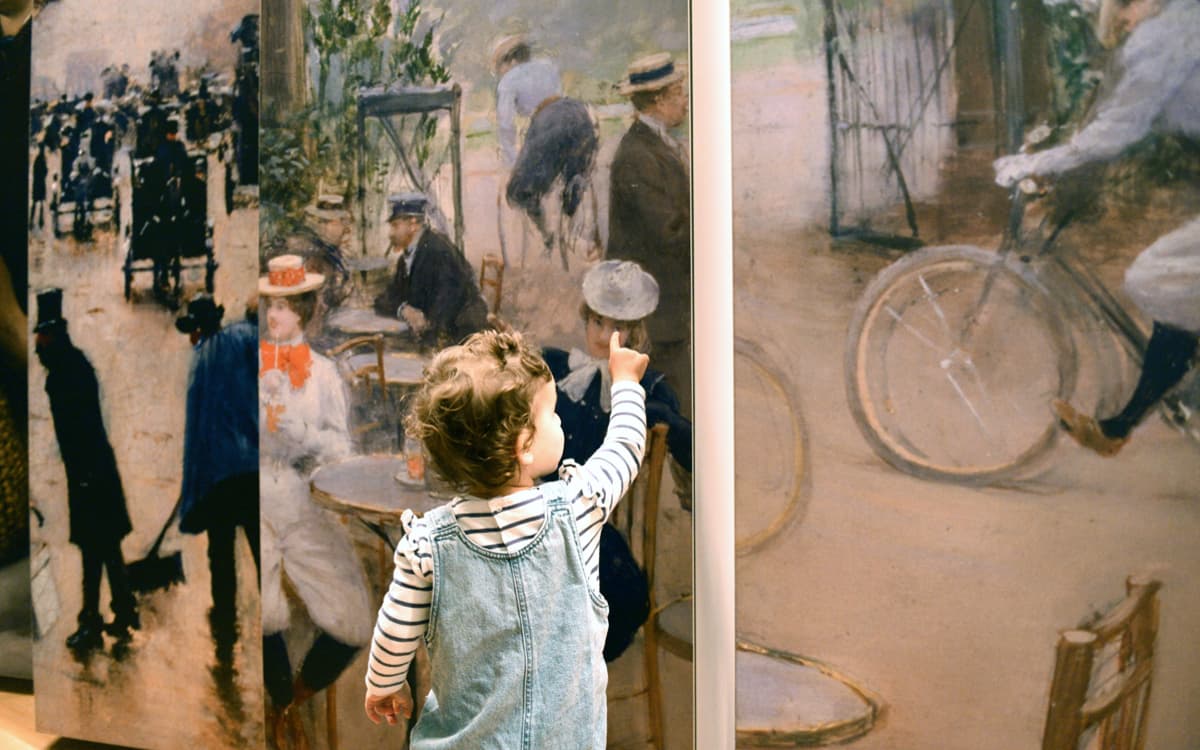 Une enfant visite le Musée Carnavalet.
