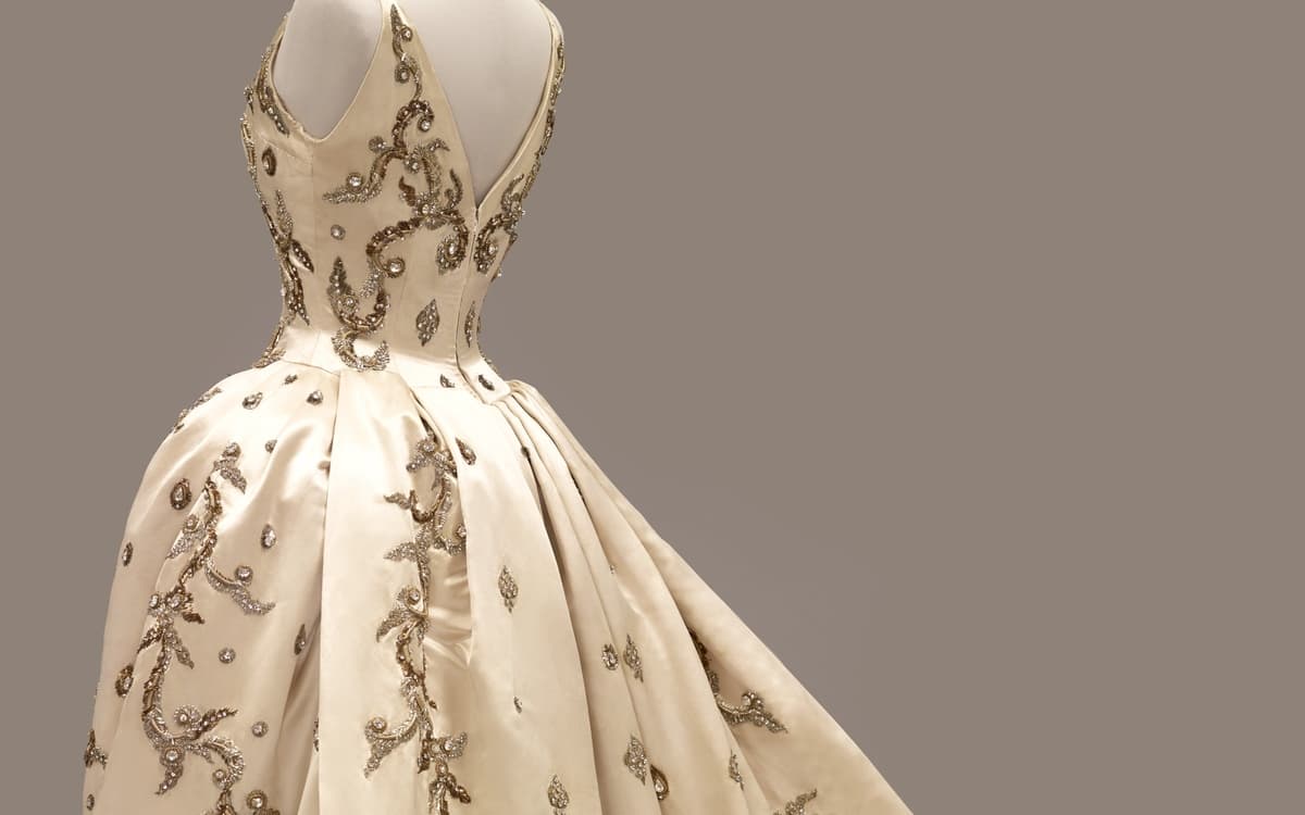 Robe du soir — Pierre Balmain Paris, 1960 Collection de Sa Majesté la Reine Sirikit Queen Sirikit Museum of Textile (QSMT)