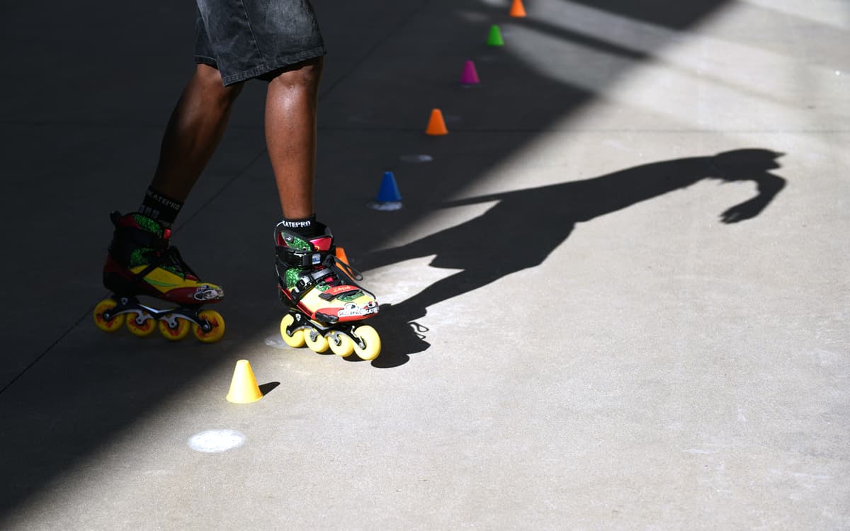 Un jeune en rollers