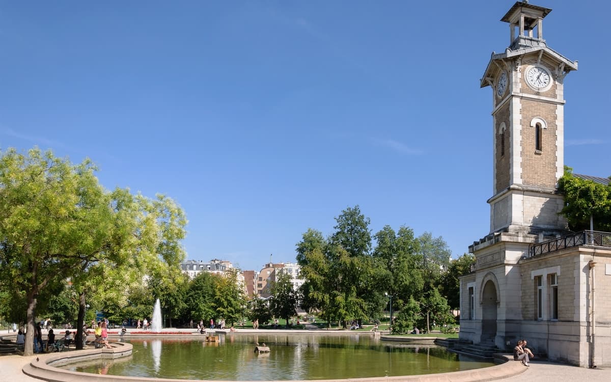 Parc Georges Brassens : vue de l'ancien beffroi et du bassin