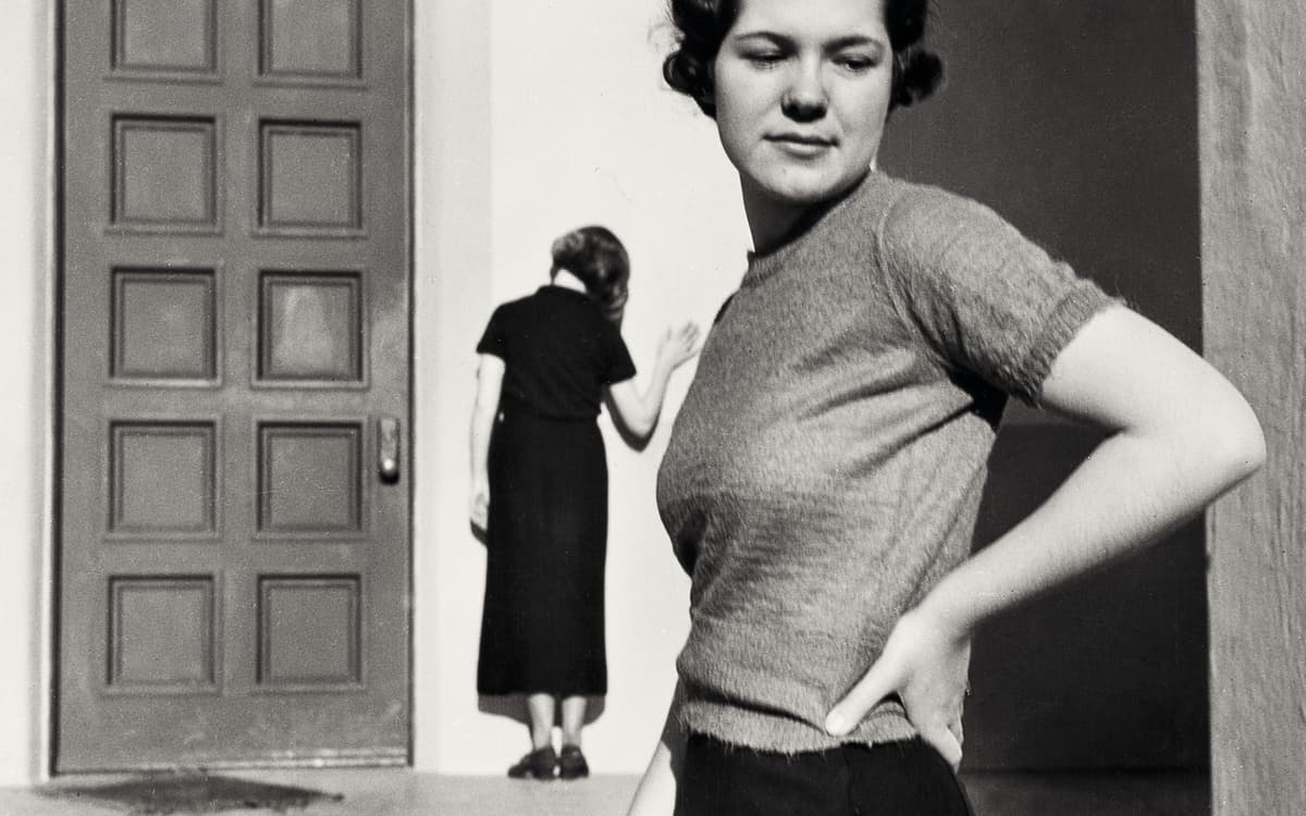 John Gutmann, Haussement d’épaules, 1935 © Center for Creative Photography, Arizona Board of Regents, Courtesy Wilson Centre for Photography