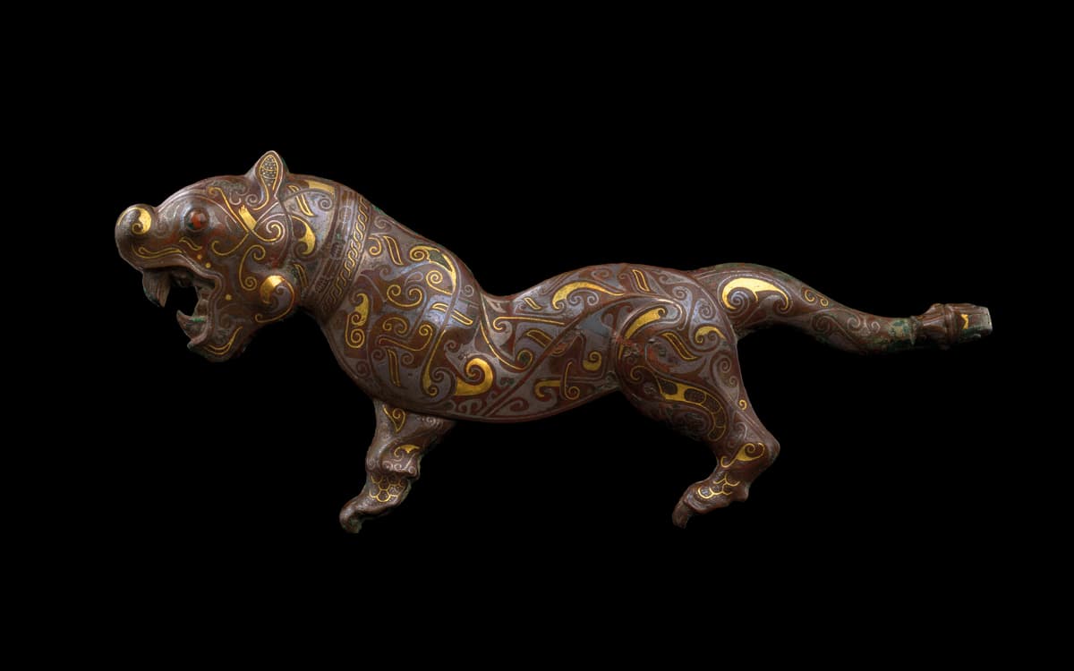 Boucle de ceinture (daigou) en forme de tigre, Chine, règne des Zhou orientaux, période des Royaumes combattants, v. 475-221 av. J.-C., ATC601