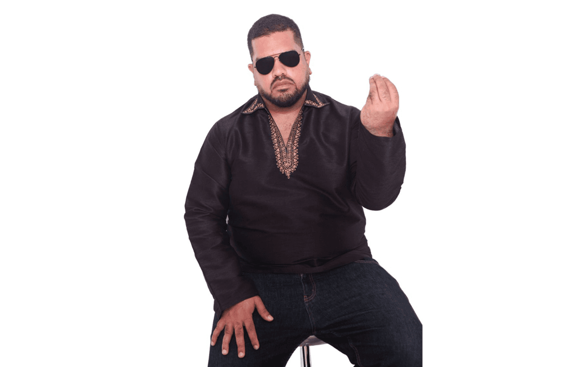 Masood Boomgaard débarque à Paris à L'Archipel avec son spectacle « Self-Help Singh »