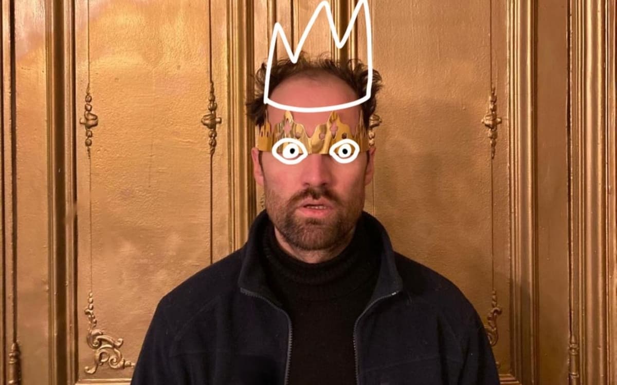 Le roi de Sicile est soudainement persuadé que son épouse le trompe avec son plus proche ami. De cette jalousie dévorante naît une succession de drames qui bouleverse durablement le destin de tous les protagonistes. Mais seize ans plus tard, Shakespeare déjoue les attentes et fait basculer son récit vers une étonnante renaissance. Dans cette adaptation resserrée du Conte d'hiver, œuvre rare et méconnue du répertoire shakespearien, quatre interprètes donnent vie à quinze personnages et traversent avec virtuosité les registres de la tragédie, de la comédie et du merveilleux. Après avoir conquis le public clichois avec son seul-en-scène Dans 5 heures, le comédien et metteur en scène clichois Fitzgerald Berthon revient à Clichy avec sa compagnie pour présenter cette création sensible et inventive. Accueilli dans le cadre exceptionnel de la cour du Pavillon Vendôme, ce spectacle offre une rencontre singulière entre l'un des textes de Shakespeare et l'intimité d'un lieu chargé d'histoire.