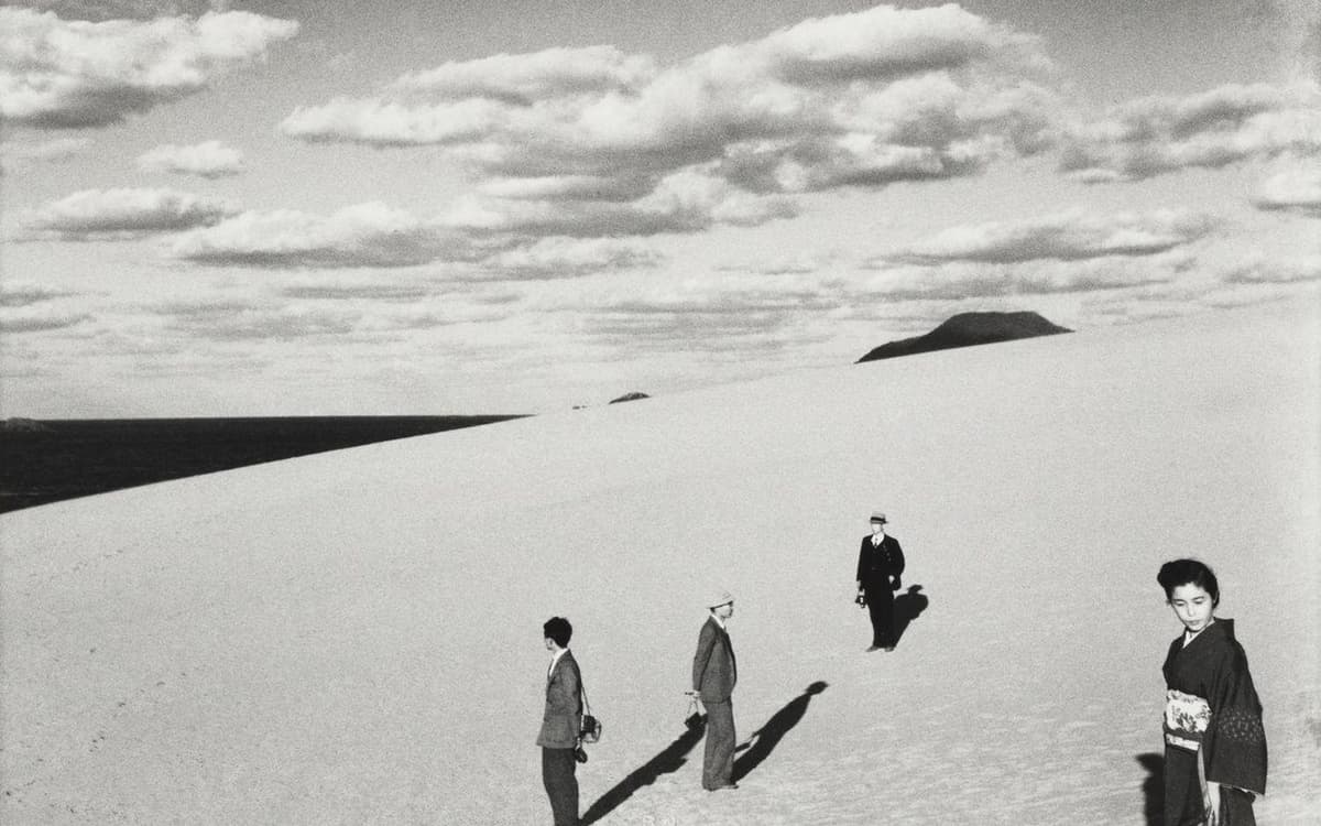 Shoji Ueda, Quatre personnages sur une dune de sable - 1948 - © Shoji Ueda