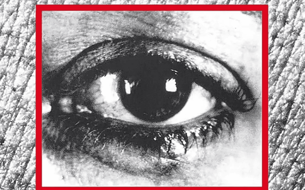 Barbara Kruger, Untitled (Remember me), 1988/2020, vidéo monocanal sur panneau LED, son, 23 sec., 350,1 × 250,1 cm. Courtesy de l’artiste et de Sprüth Magers. Pinault Collection.