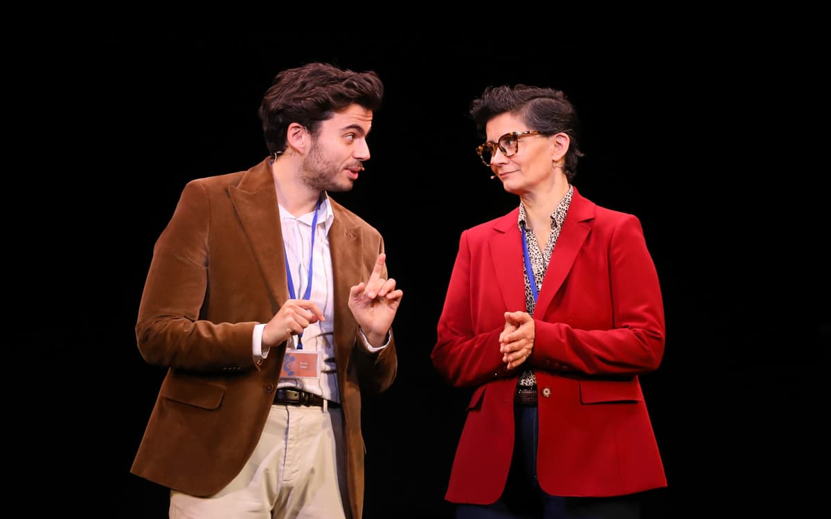 Une scène de L'art d'avoir toujours raison, au théâtre Tristan Bernard