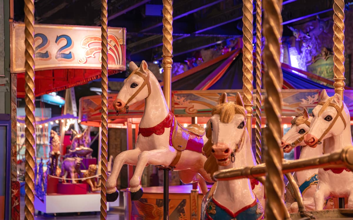 Manège de chevaux de bois des Pavillons de Bercy