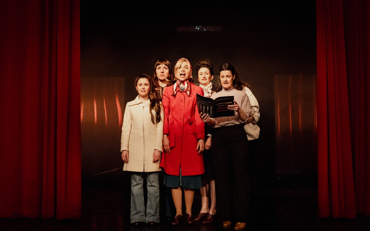 La troupe du spectacle Le Procès d'une vie, au Splendid