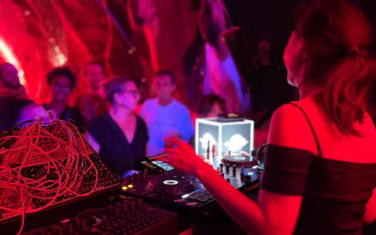 UNBOX revient au 211 le vendredi 18 septembre 2026 pour une 7e édition de la house à la techno, de 19 h à 23 h 30.