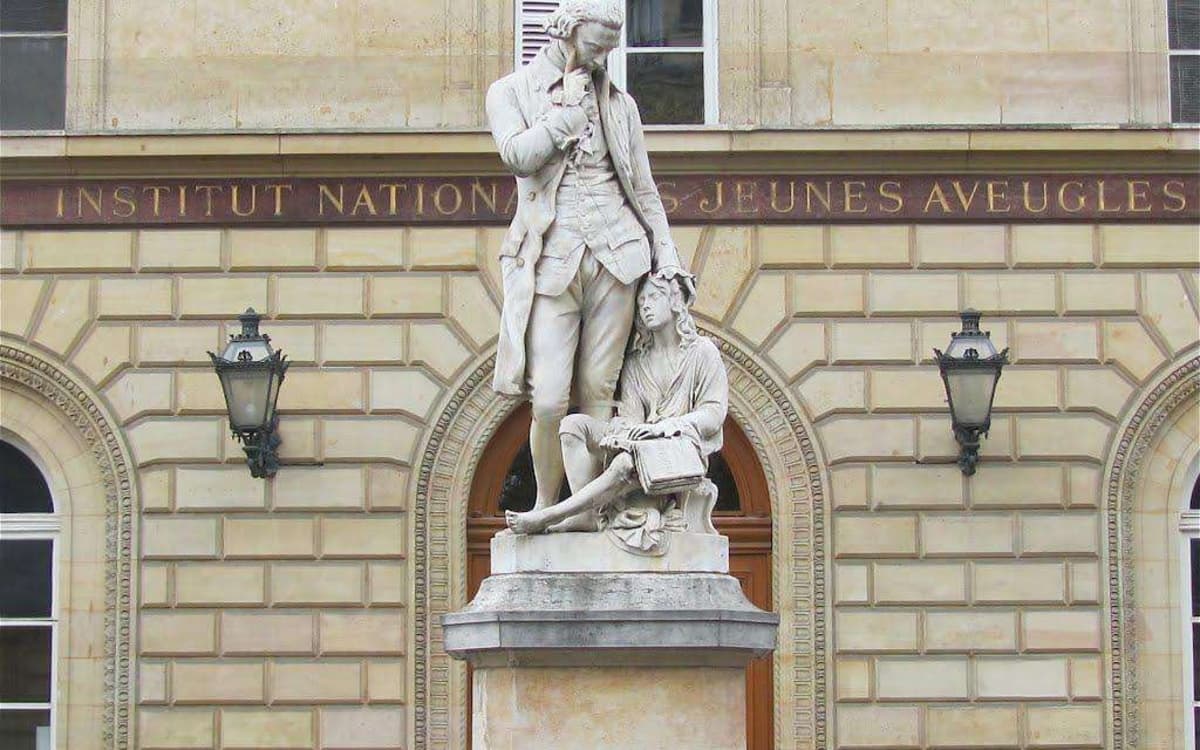 Statut de Valentin Haüy devant la façade de l'inja louis braille.