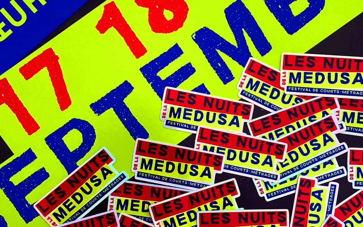 Visuel de la première édition du festival Les Nuits de La Medusa (affiche en fond et stickers)