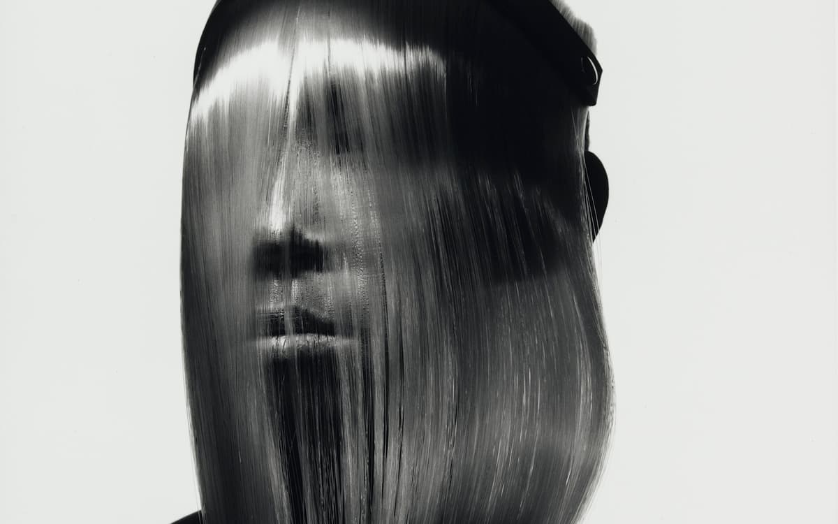 Irving Penn, Issey Miyake Fashion: Face  Covered with Hair, New York, 1991 Collection de The Irving Penn  Foundation, New York © The Irving Penn Foundation