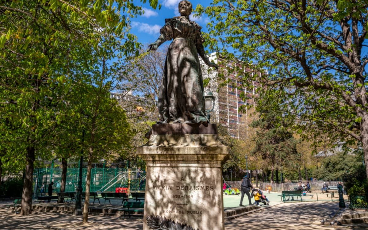 La statue représentant Maria Deraismes à l'une des entrées du square