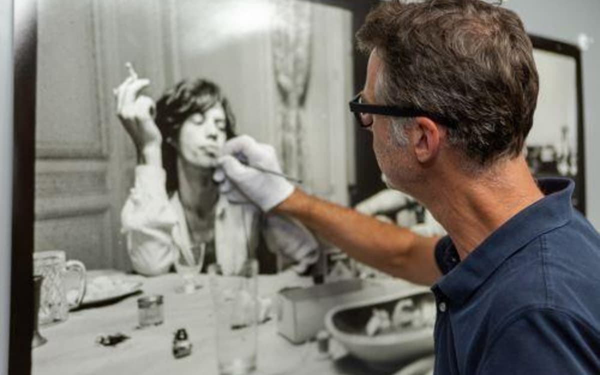 Thomas Consani tireur argentique au Labo Picto , présent au Musée de la Libération de Paris de