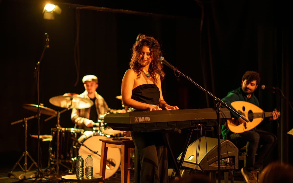 Erella donne rendez-vous au public parisien au Sunside les 23 septembre, 29 octobre, 26 novembre et 17 décembre 2026.
