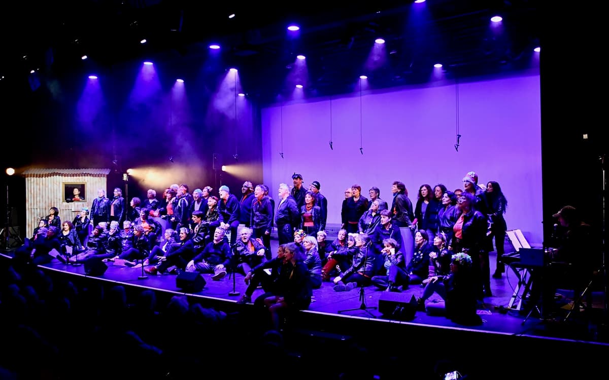 Kiosques en fête : le choeur "Emprise directe" en happening !