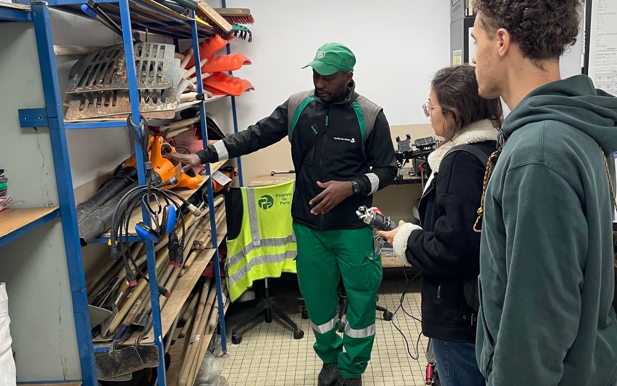 Un éboueur fait visiter son atelier place de la Bastille