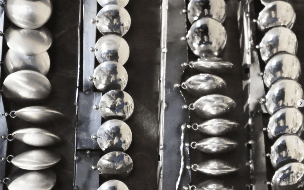 Photographie de boucles d'oreilles qui ont été fabriquées à partir de cannettes en aluminium.