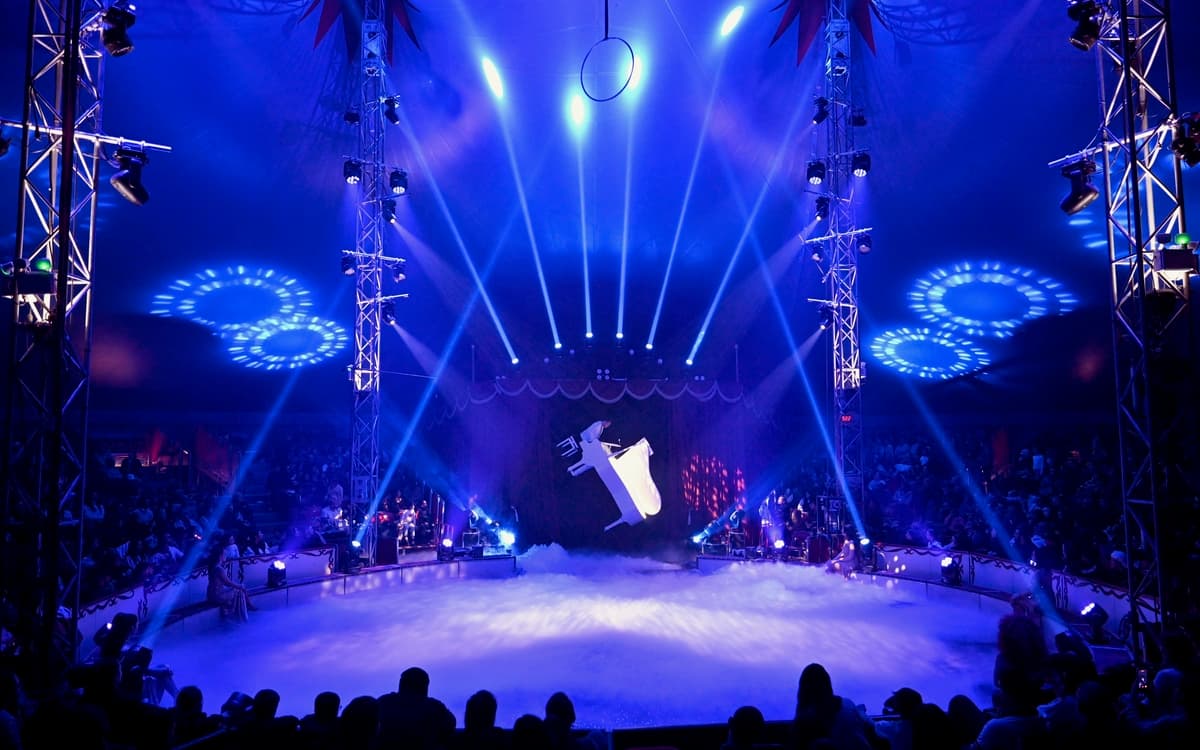 Lévitation d'un piano dans le plus grand show de magie d'Europe