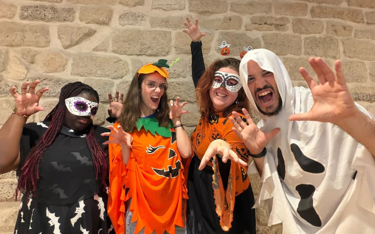 Toute l'équipe de Bulles & Billes s'est déguisée pour vous accueillir chaque samedi d'octobre : à vous de jouer, en famille !