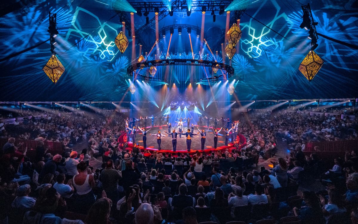 Les artistes du cirque Arlette Gruss vous présente Essentiel.
