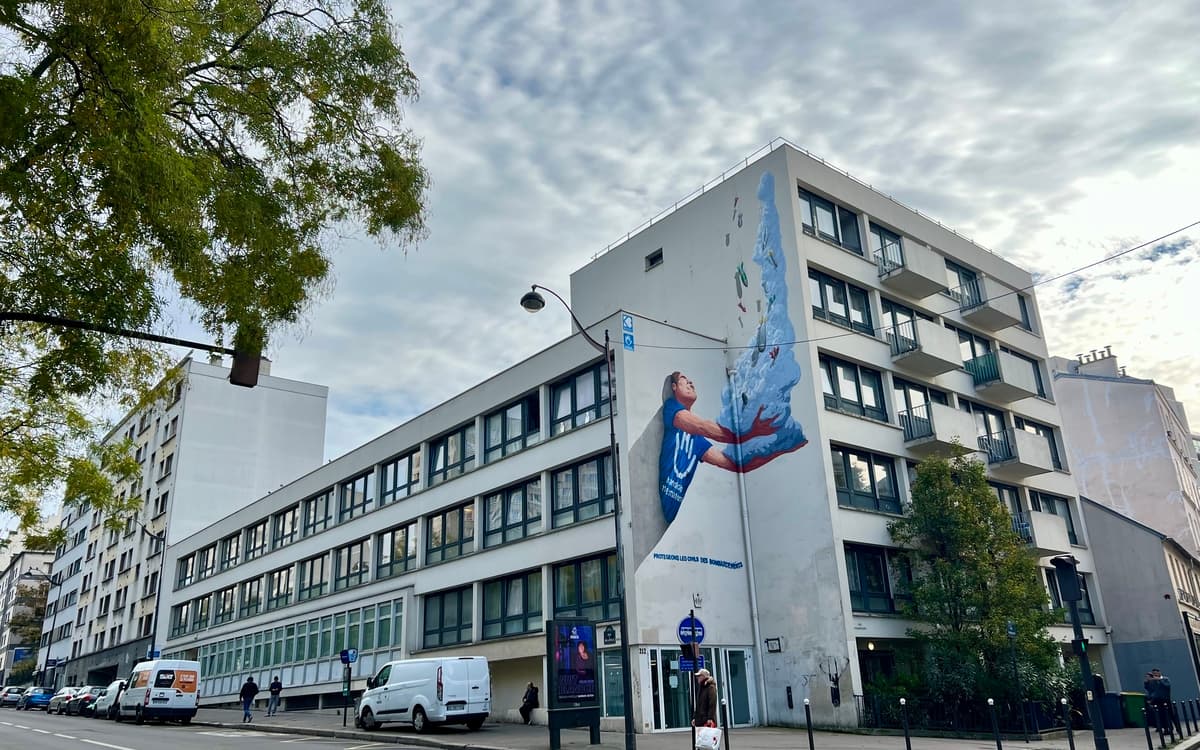 Fresque « Protégeons les civils des bombardements » dans le 20e arrondissement de Paris